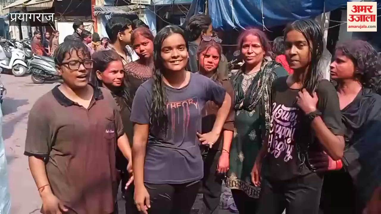 Holi was celebrated with great enthusiasm on the third day in Loknath, women occupied the road.