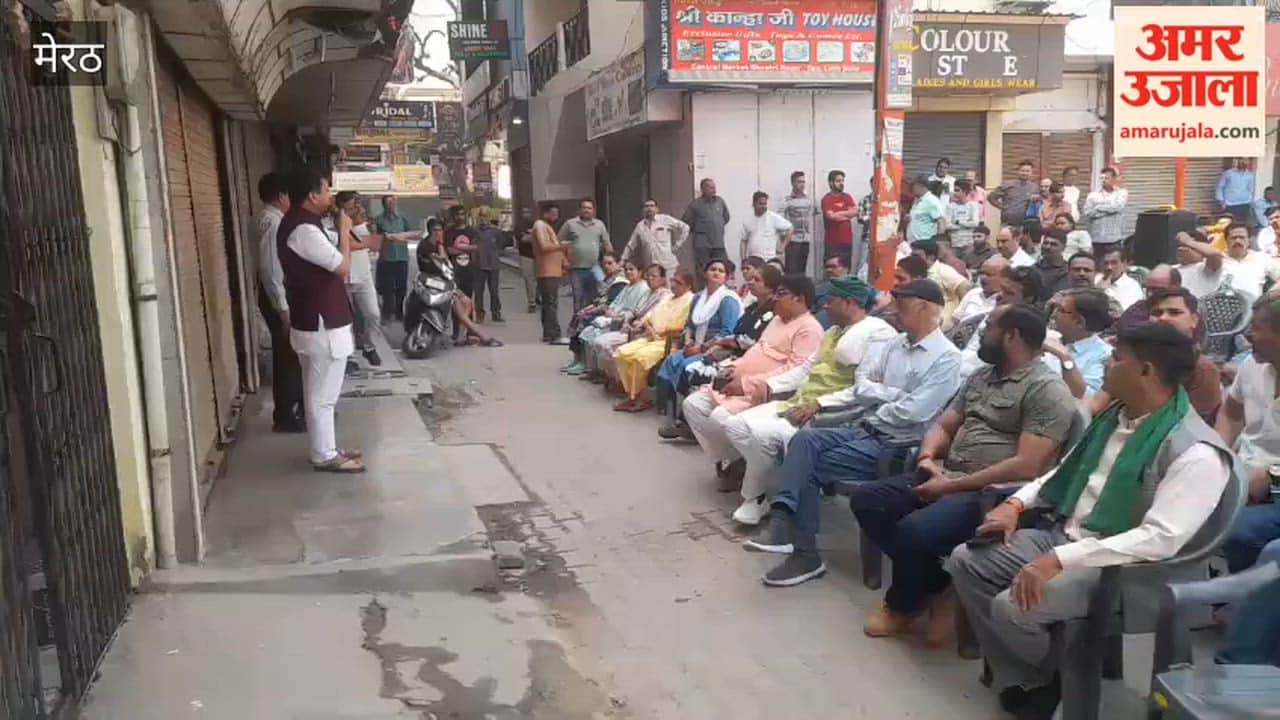 Meerut: Traders staged a protest in the Central Market