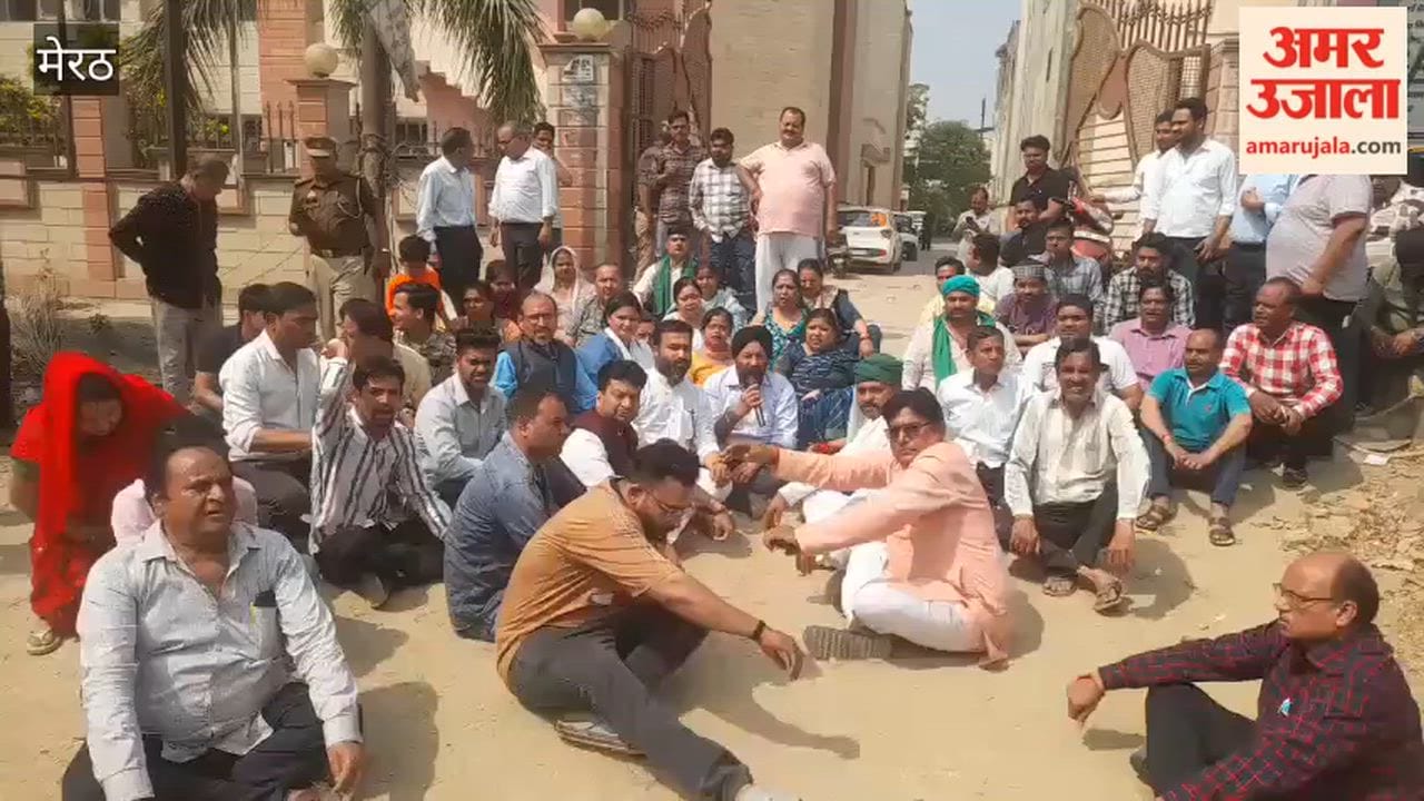 Meerut: Traders sitting on strike after closing the market in Central Market
