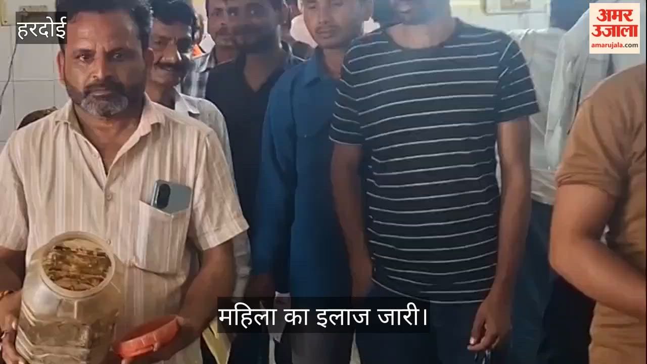 हरदोई: कंडे उठाते समय महिला को सांप ने डसा, परिजन सांप को डिब्बे में भरकर पहुंचे अस्पताल