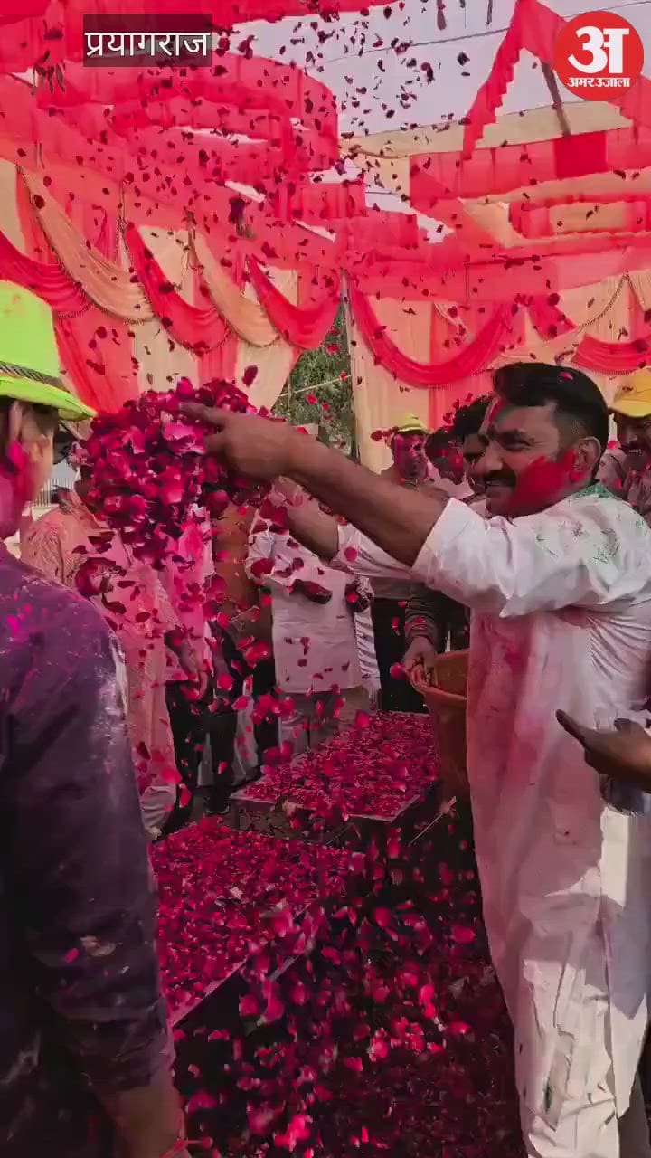 प्रतापगढ़ में जमकर खेली गई होली, डीएम और एसपी को पुलिसकर्मियों ने लगाया रंग