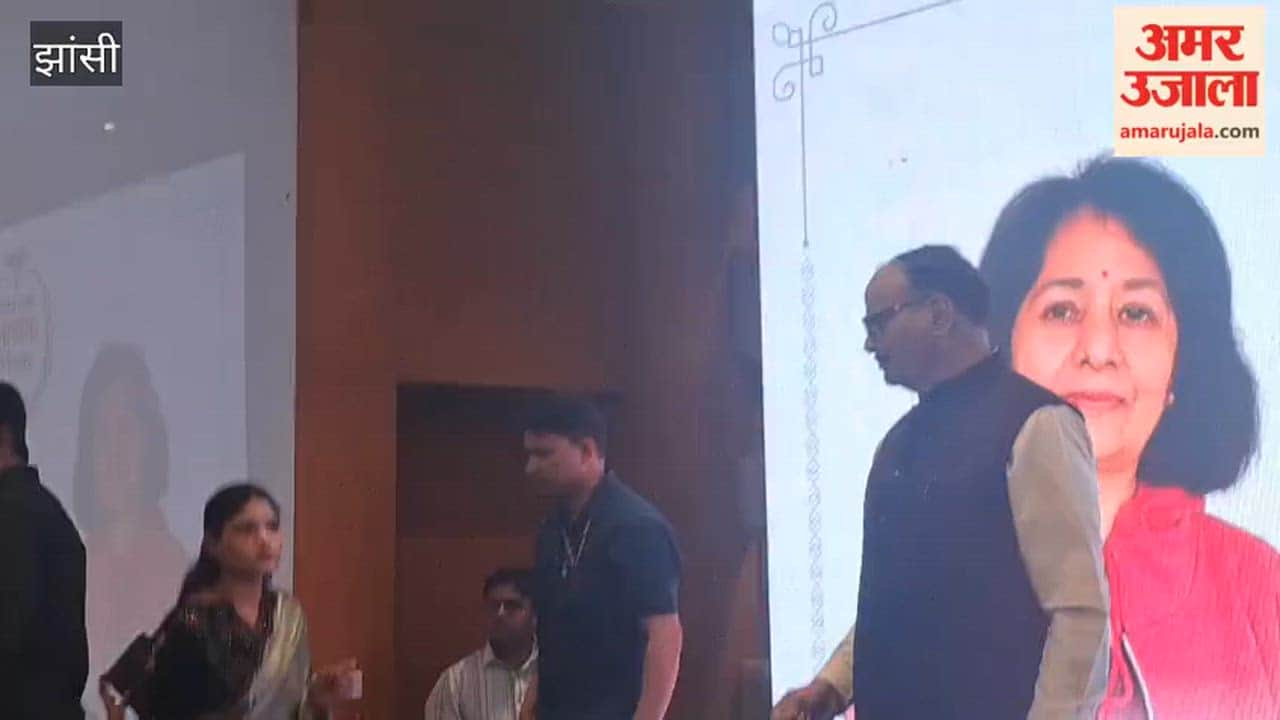 Deputy CM honored teachers at Amar Ujala's 'Aabhar Samarpan Ka' program in Jhansi.