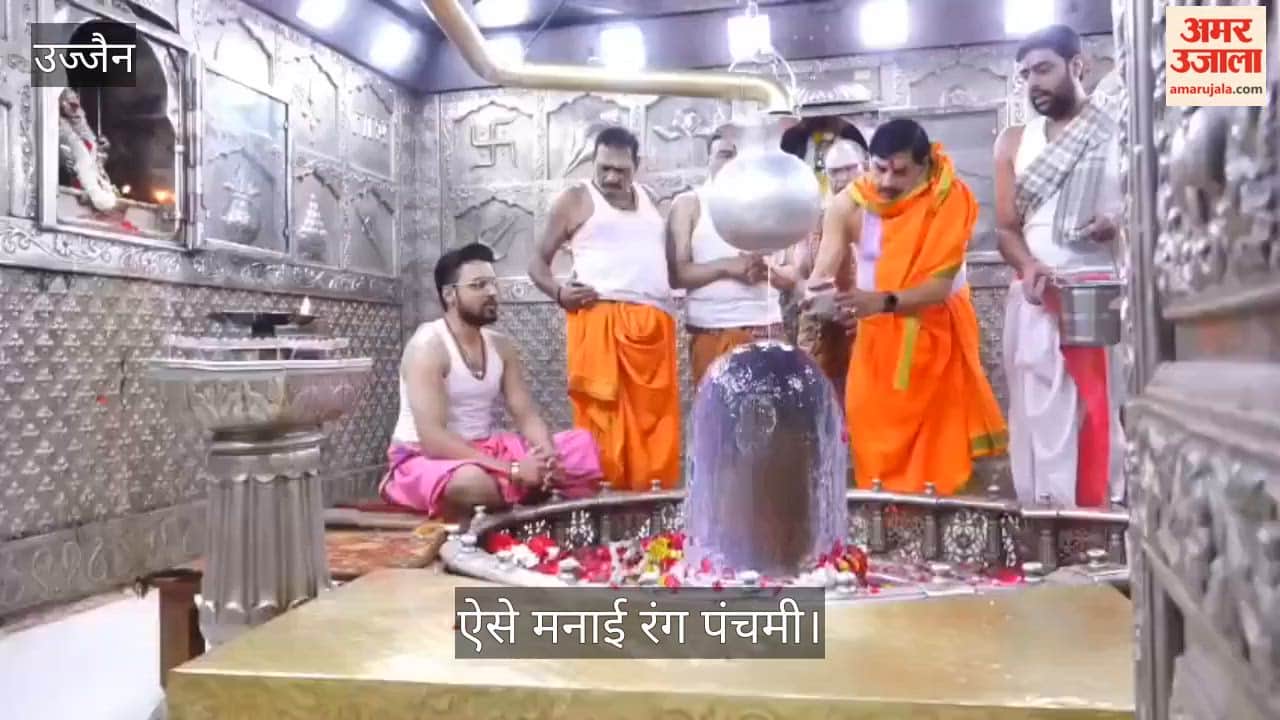 visited Baba Mahakal colours and gulal abundance, Chief Minister played Rang Panchami people.