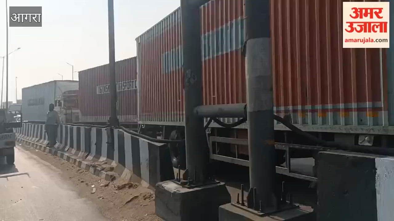 Truck Breakdown Causes Long Traffic Jam on Rambagh Bridge in Agra