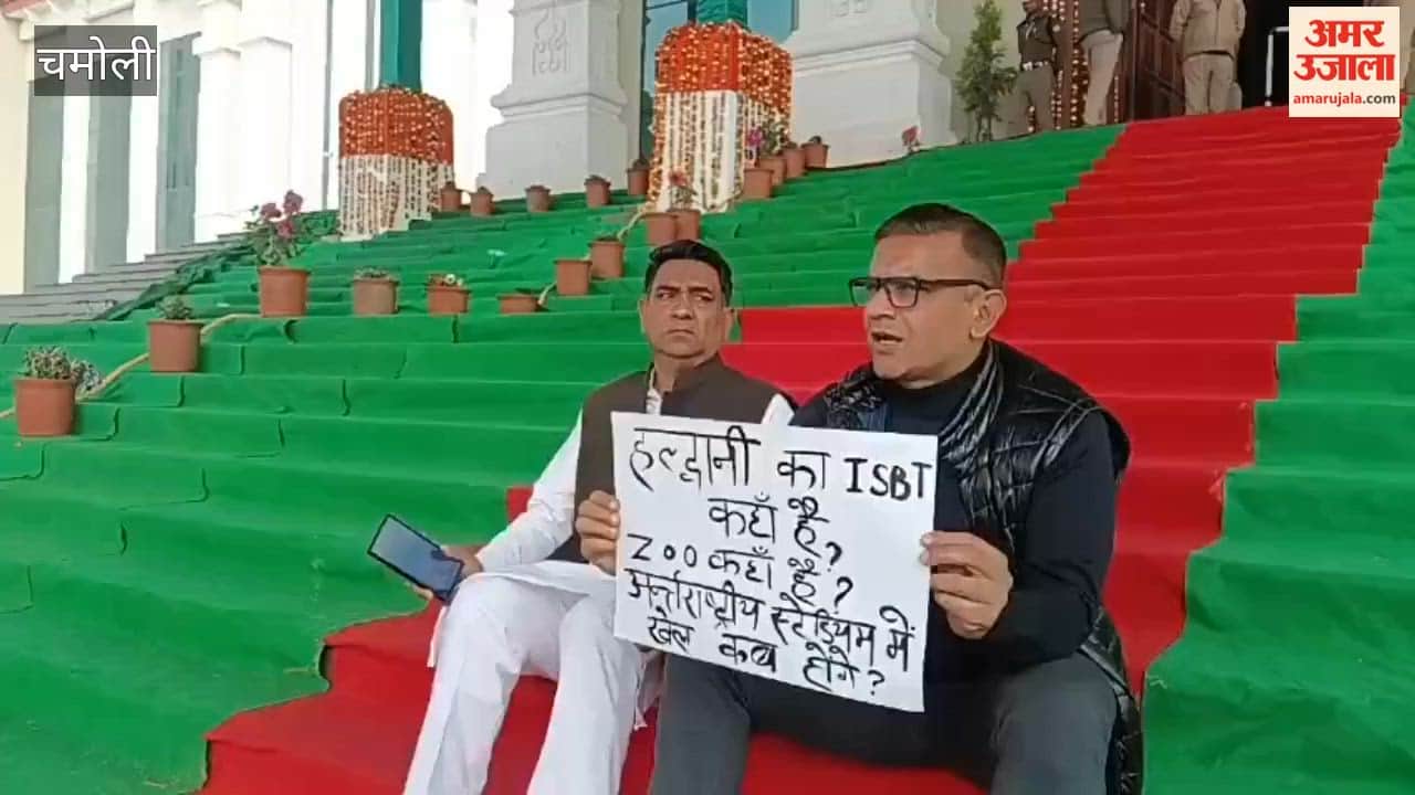 Congressmen sit on dharna outside the Assembly before the session begins