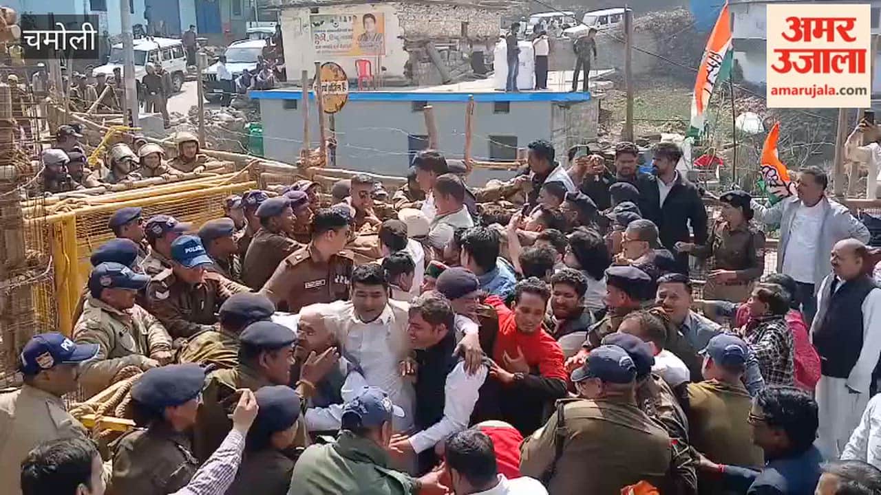 VIDEO: Congress workers protest at Jangalchatti barrier