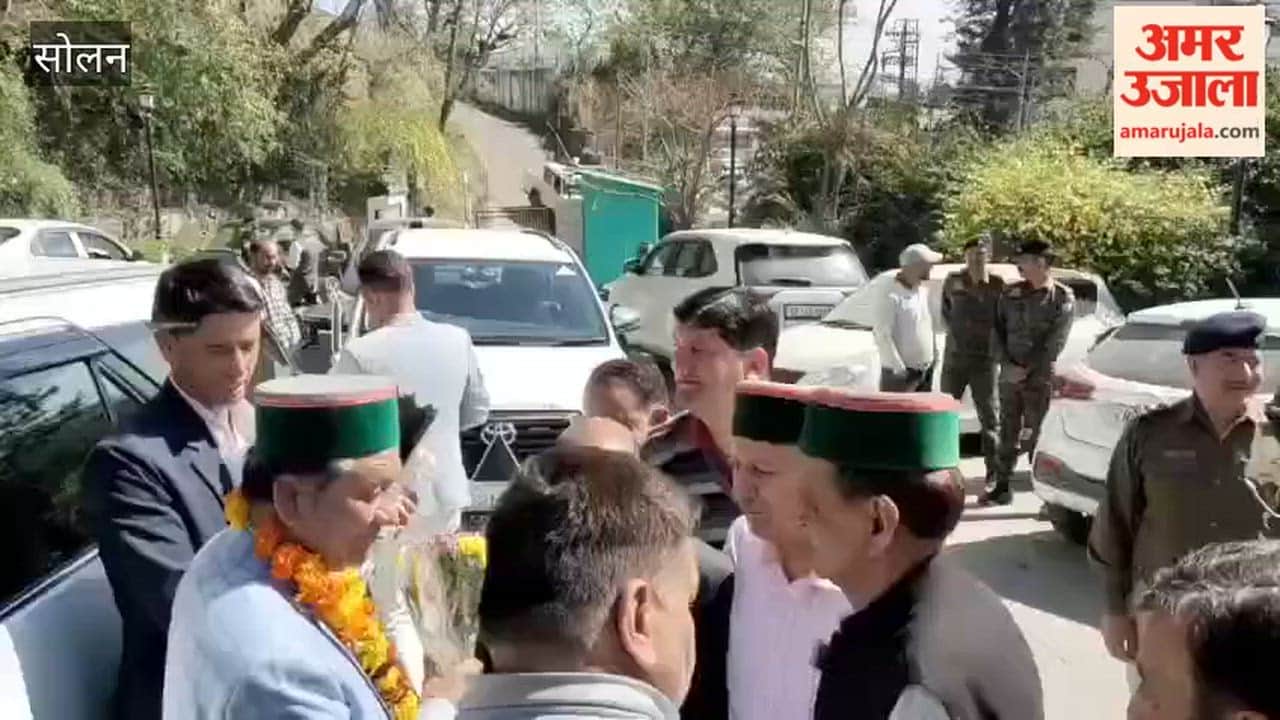 Jagat Singh Negi welcomed by Congress workers in Solan