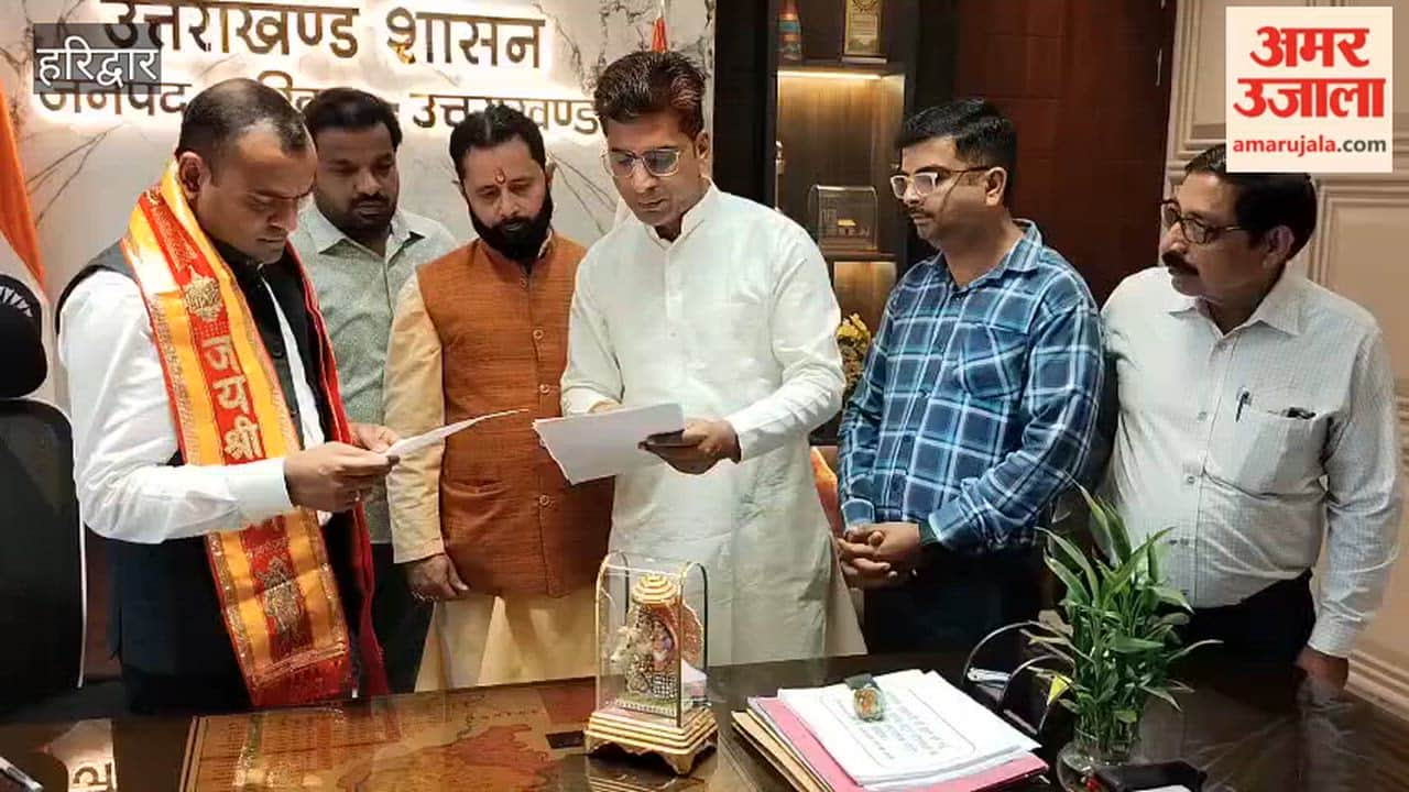 Haridwar Vyapar Mandal District President met the DM with a delegation and submitted a memorandum regarding their demands