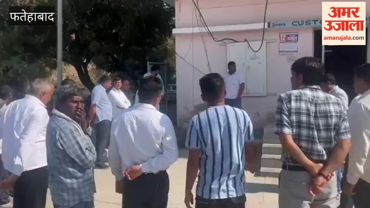 Electricity workers protest against the arbitrary behavior of the SDO in Fatehabad, the protest continued for the eighth day