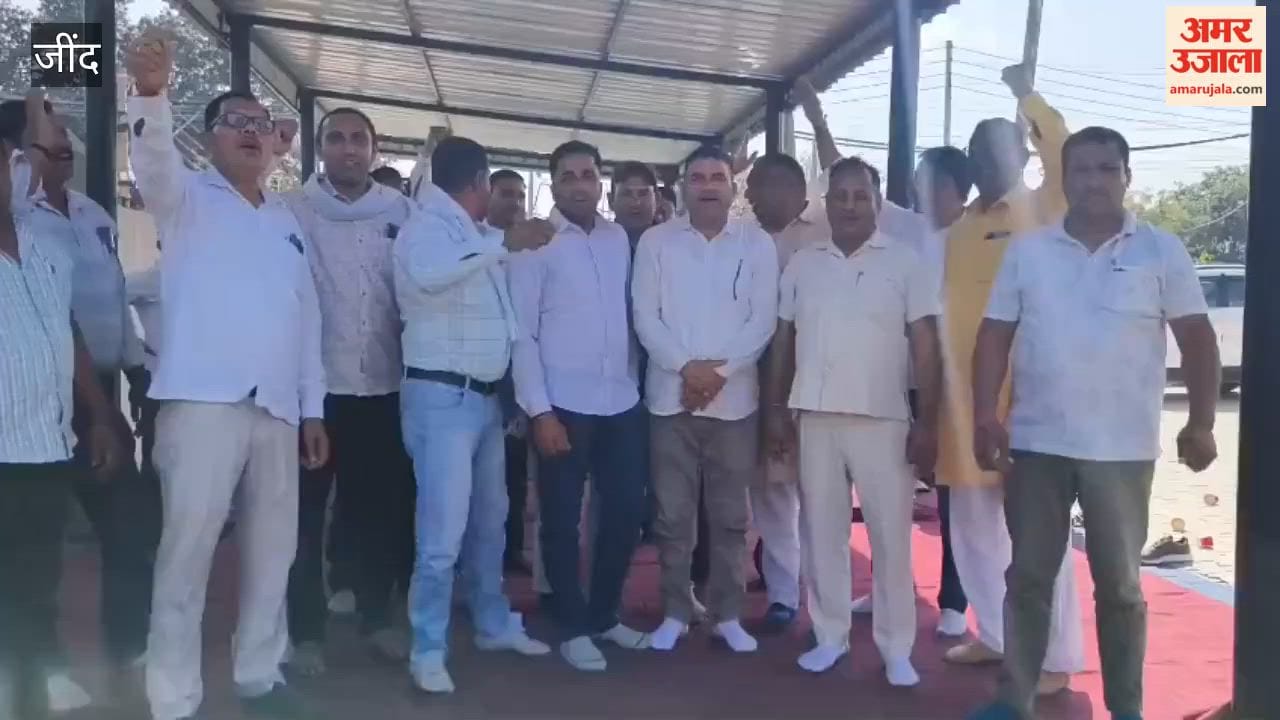 Electricity workers continue their protest against the Executive Engineer
