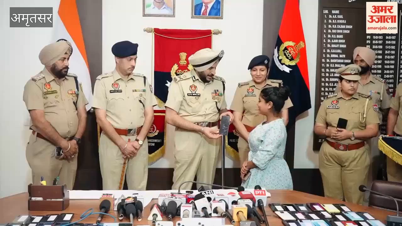 Amritsar police returned lost mobile phones to 400 people