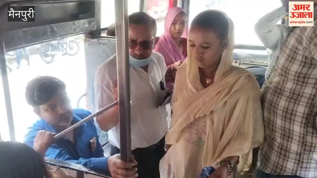Traffic inspector catches bus conductor for not issuing ticket