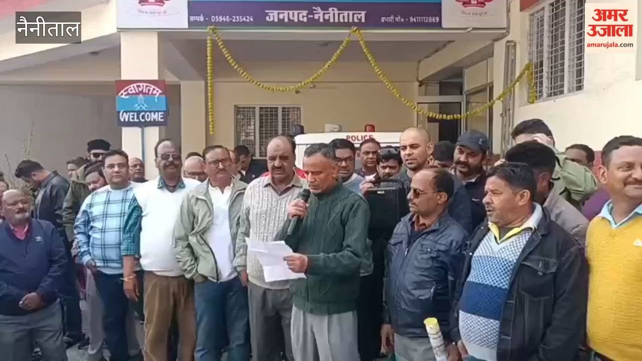 Traders raised slogans against the police outside Mallital police station