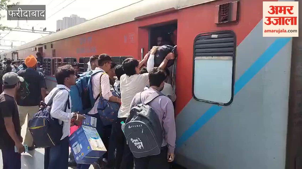 Crowd of passengers at Old Faridabad station