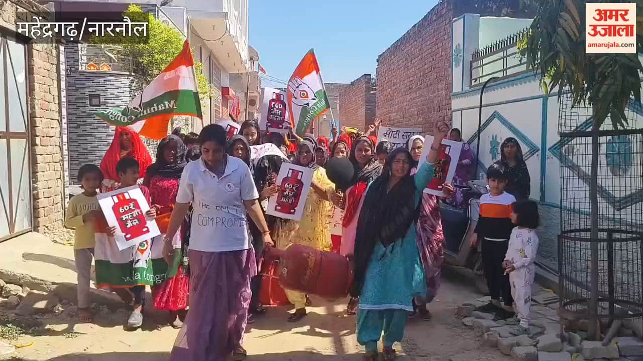 Mahila Congress protested against the increase in the price of gas cylinders.