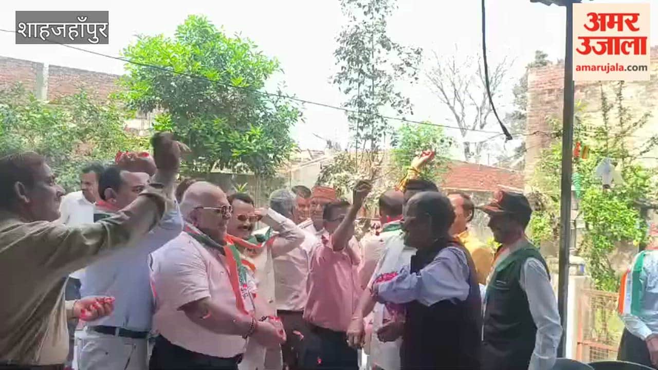 Ex-servicemen played Holi with flowers and greeted each other with hugs in Shahjahanpur
