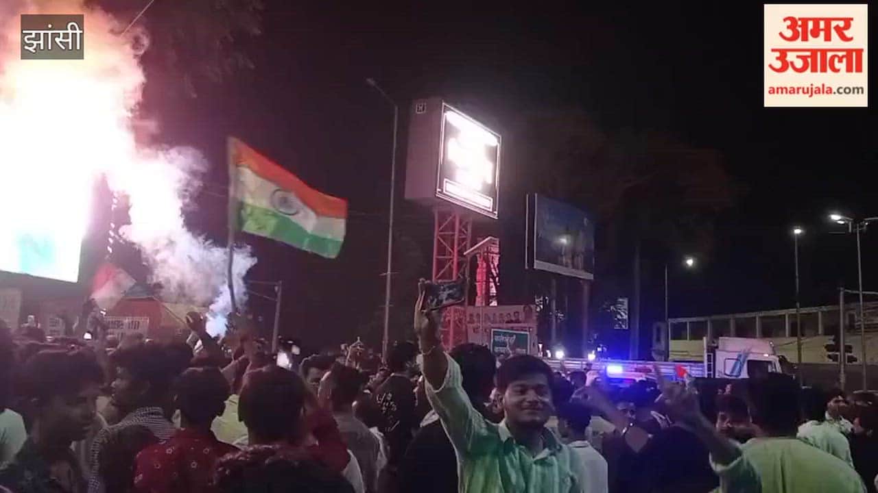 T20 World Cup: Jhansi celebrates victory, celebrates Diwali after Holi, distributes sweets and fireworks