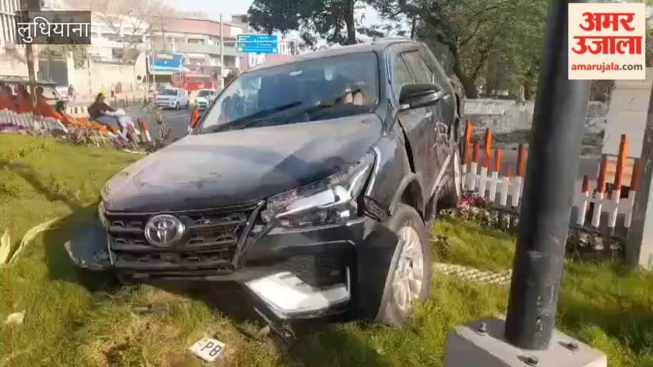 A speeding Fortuner car rammed into a divider in Ludhiana.