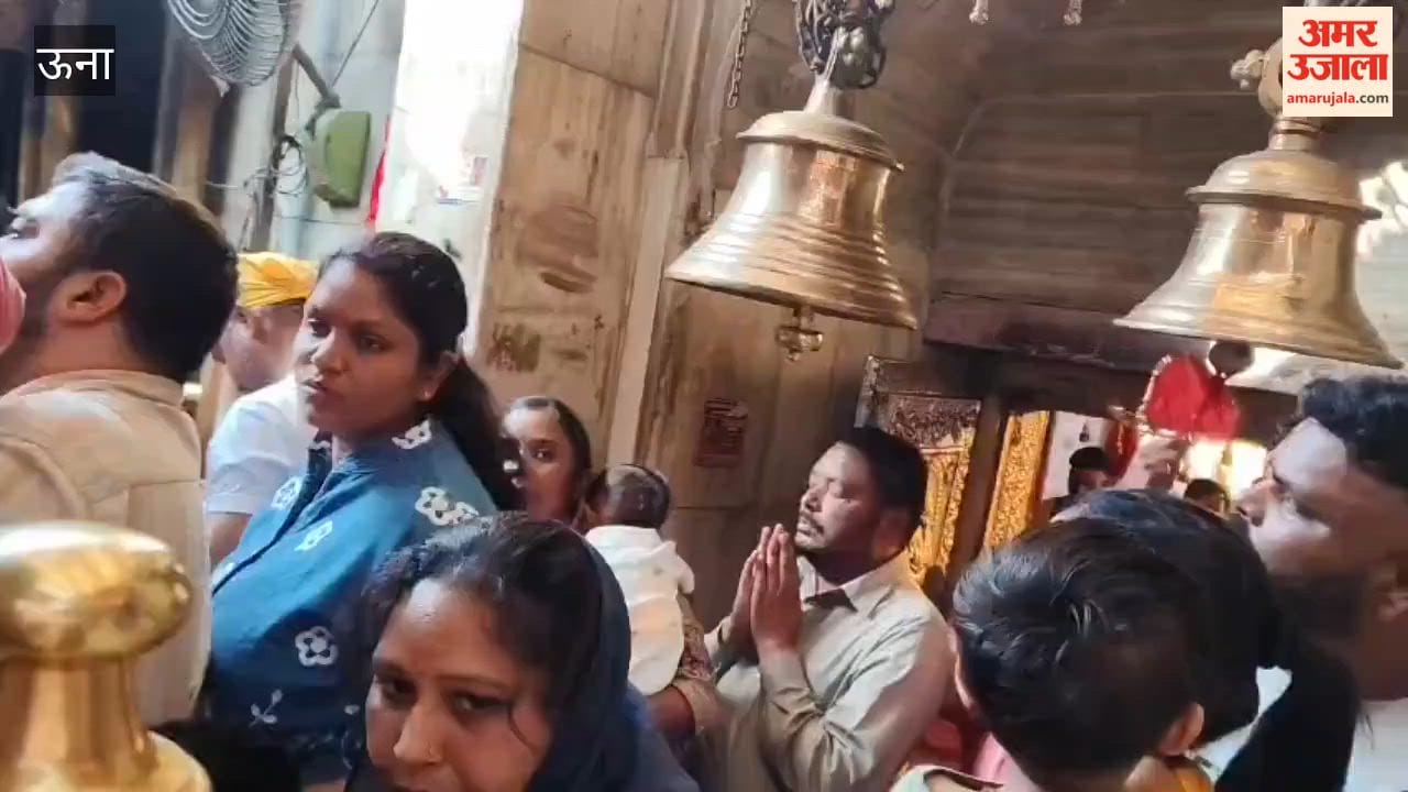 Una TV actress Lata Sabharwal paid her obeisance at the shrine of Mata Chintpurni