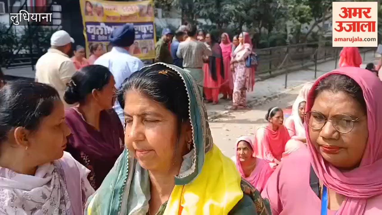 Asha workers staged a protest against the Punjab government at the Mini Secretariat in Ludhiana.