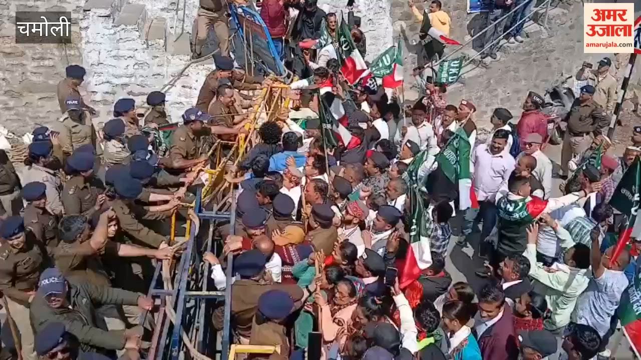 UKD workers protest in Diwalikhal, break barricades, police use water cannons