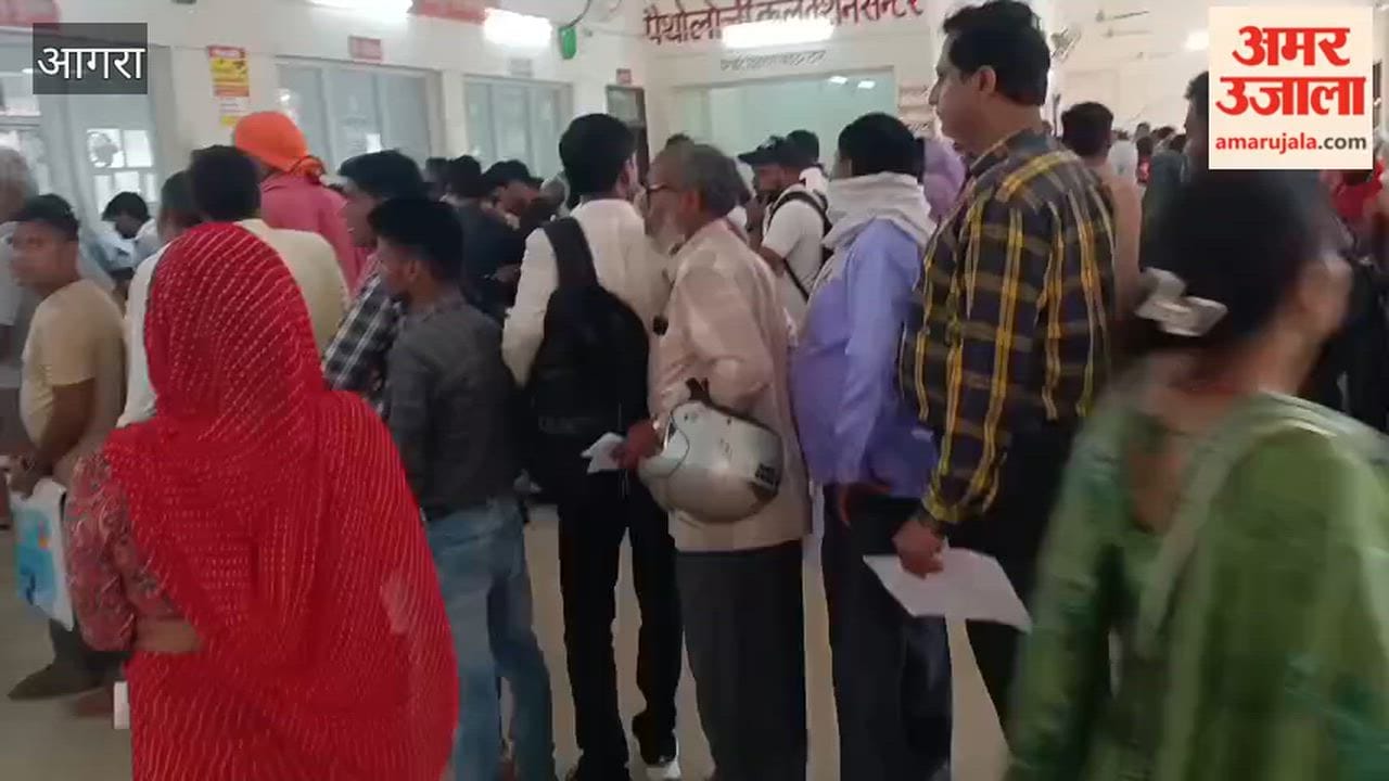 Heavy Rush at SN Medical College Agra, Chaos at Registration Counter