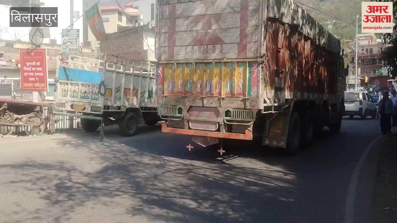 Bilaspur Pickup stuck between two buses while overtaking, all three vehicles damaged in the collision