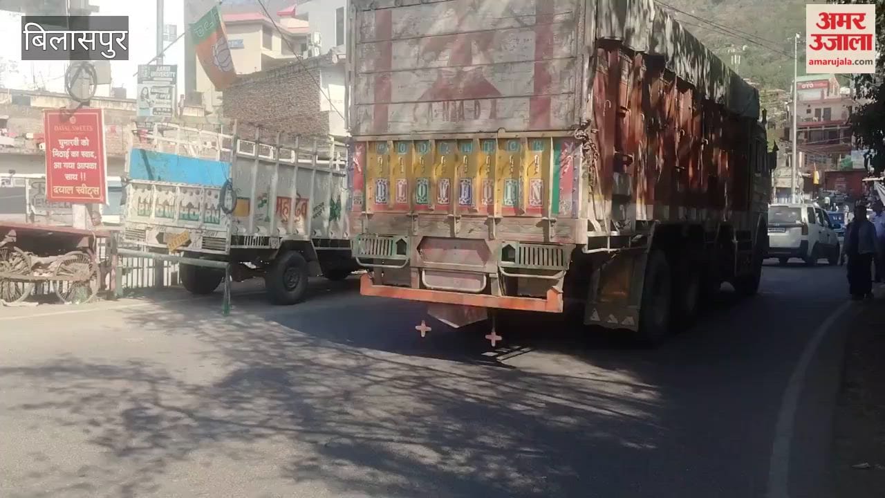 Bilaspur Pickup stuck between two buses while overtaking, all three vehicles damaged in the collision