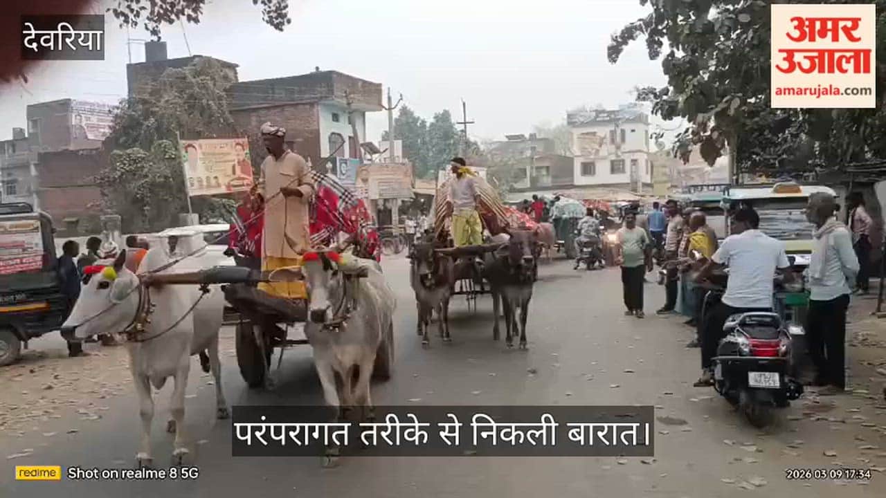 According to the old tradition, the wedding procession started in palanquins and bullock carts, with the groom in a palanquin.