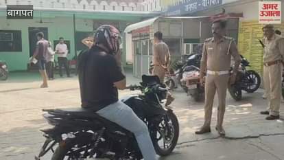Baghpat: SP rides bike to check security arrangements in the market on Dhanteras, orders policemen to remain alert