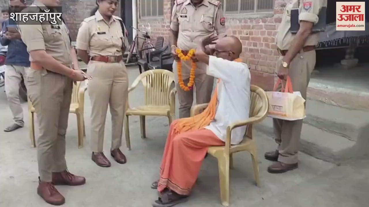 Shahjahanpur police distributed sweets and gifts to pensioners on the occasion of the festival