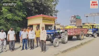 Weighing of paddy stopped in powayan mandi of Shahjahanpur