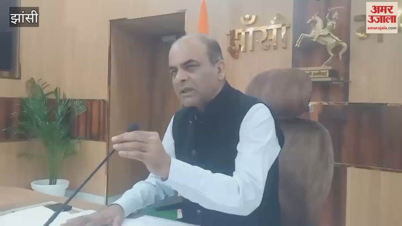 Jhansi: DRM giving information about the increasing crowd in trains during the festival.