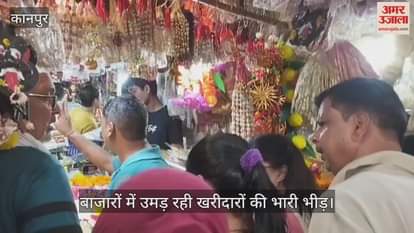 कानपुर: धनतेरस पर बाजार में भारी भीड़, पुलिस ने यातायात प्रबंधन के लिए लगाई बैरिकेडिंग
