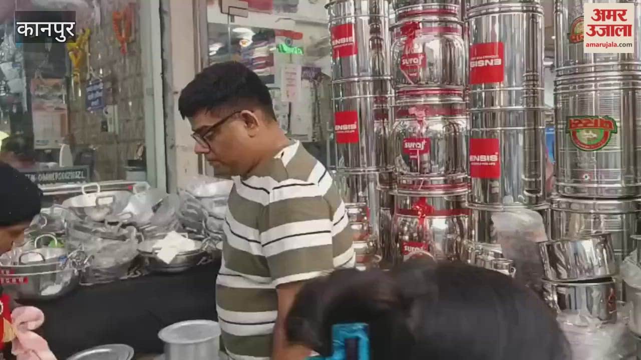 Crowd gathered at the utensils market in Lal Bangla on the occasion of Dhanteras