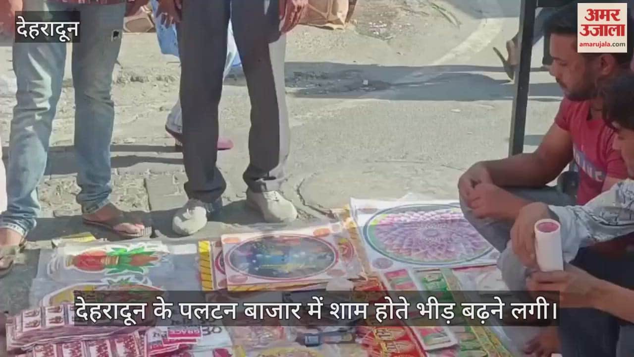 Crowds started increasing in Paltan Bazaar, entry of two-wheelers stopped.