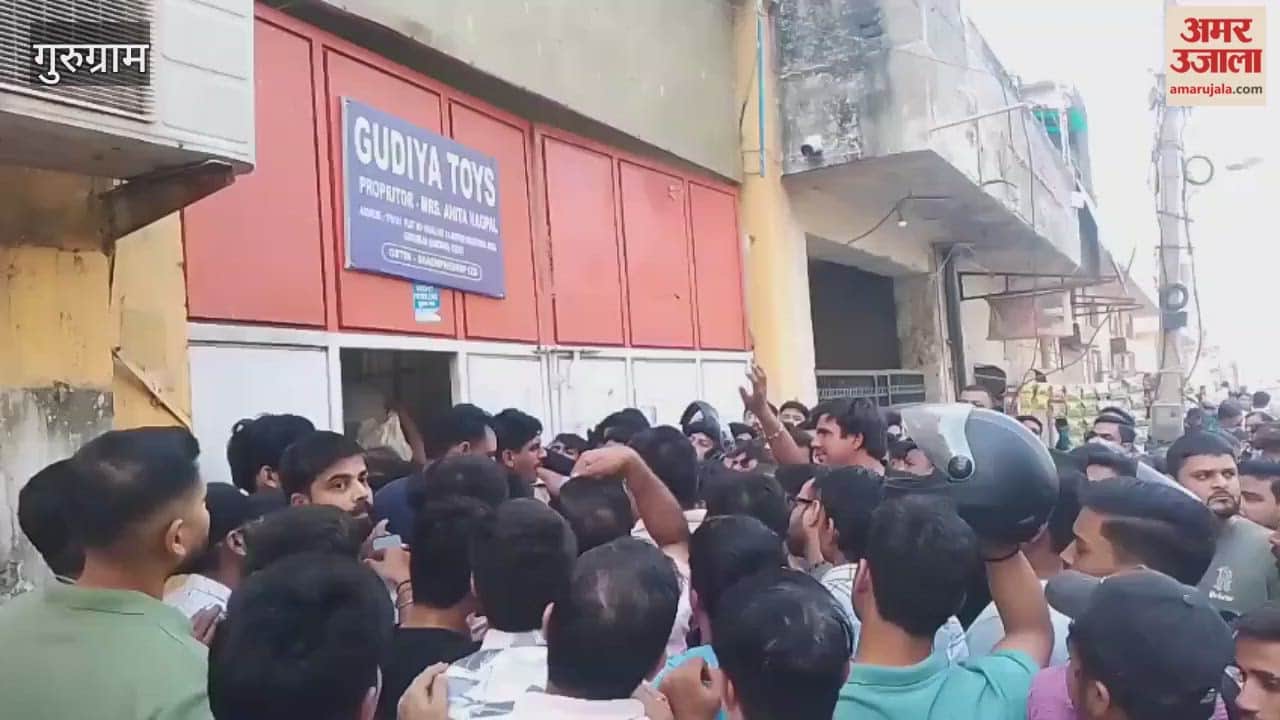 crowd gathered to buy green crackers at kadipur in Gurugram