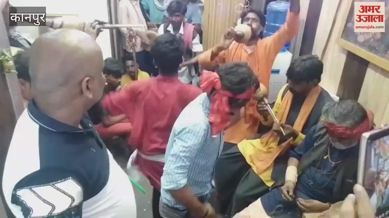 On Diwali traders in Nayaganj had the Mahuar played at the doors of their establishments