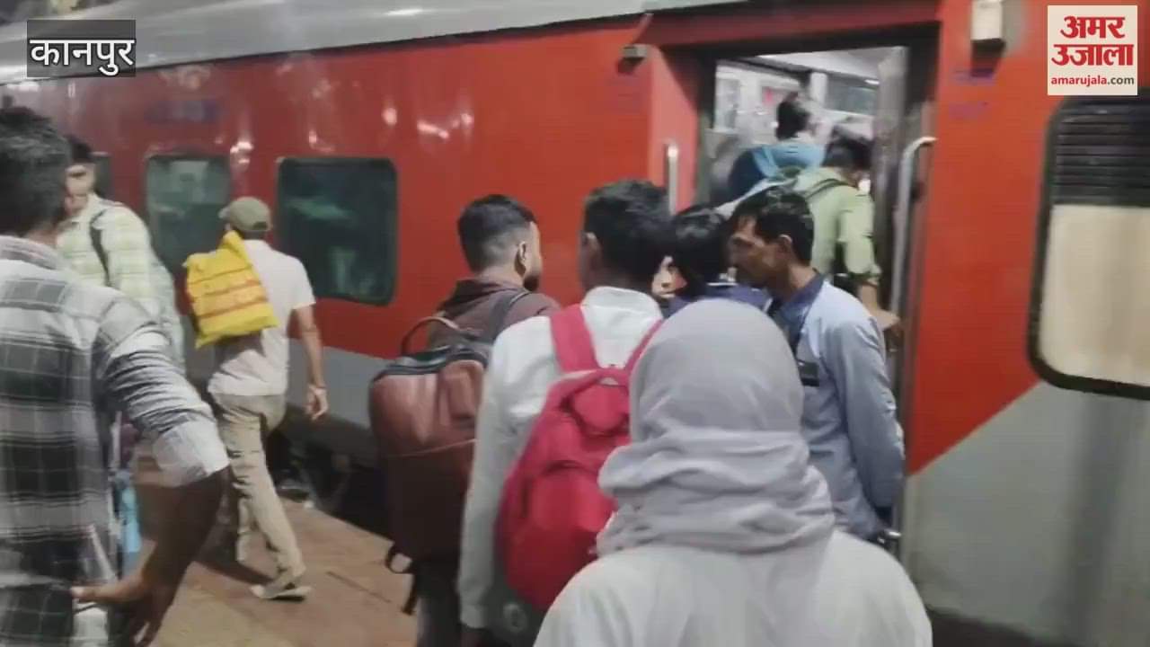 Crowds of passengers at Central Station, trains running late for hours