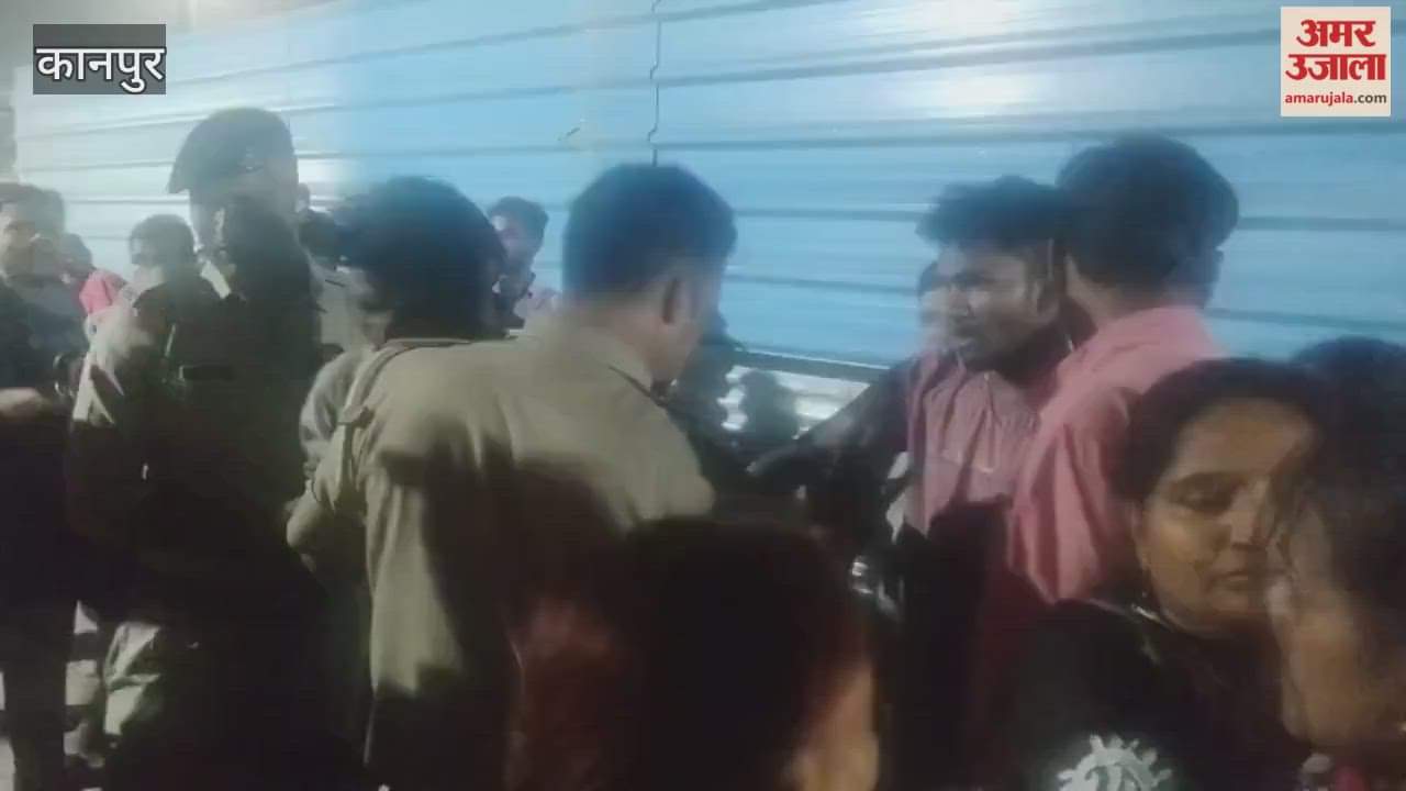 Passengers caught a youth who was running away after stealing a mobile phone at the Central Station