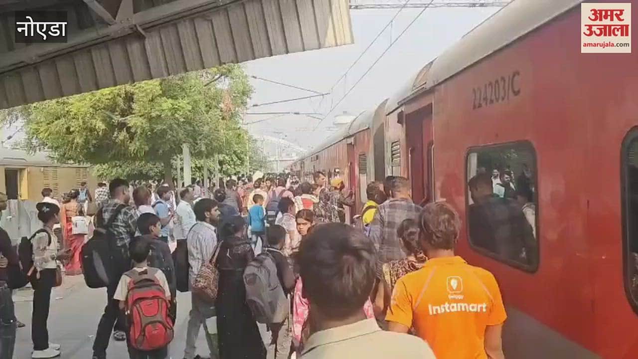 There was a huge rush of passengers at Dadri station in the race to go home for Diwali