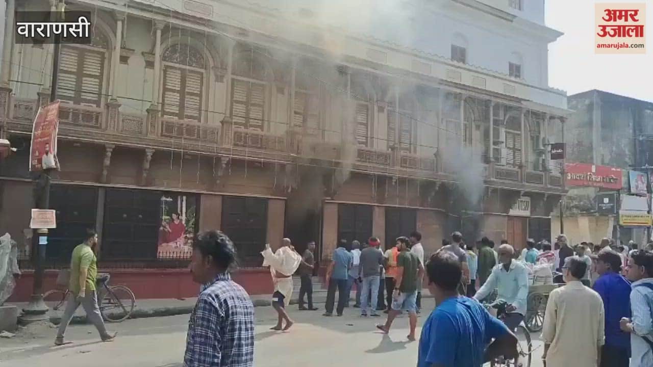 Fire breaks out in clothing showroom due to short circuit VIDEO