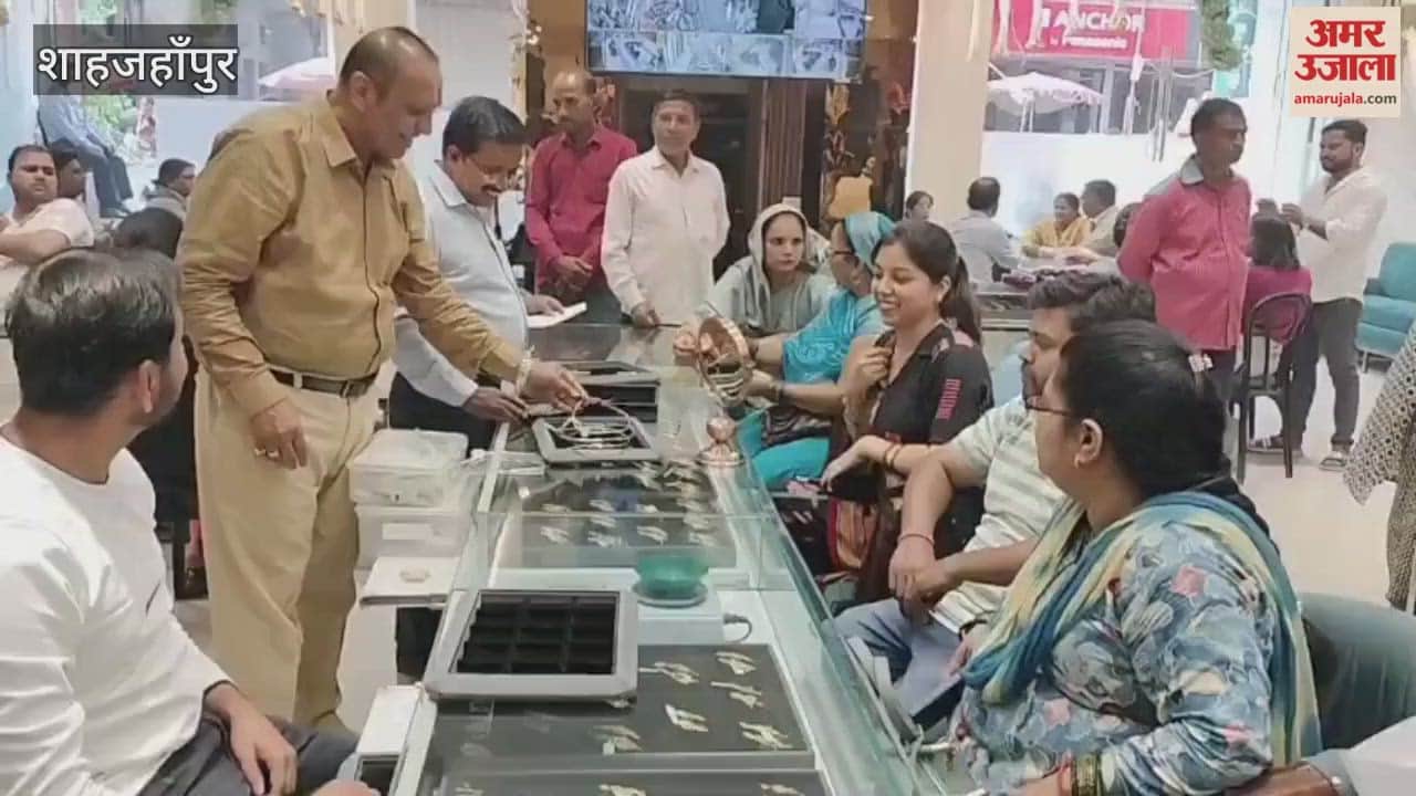 market in Shahjahanpur was bustling on Dhanteras