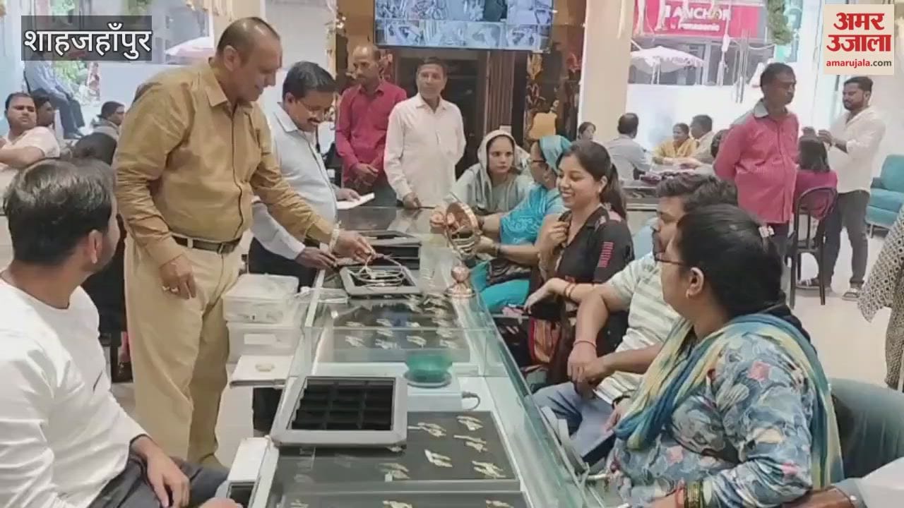 market in Shahjahanpur was bustling on Dhanteras