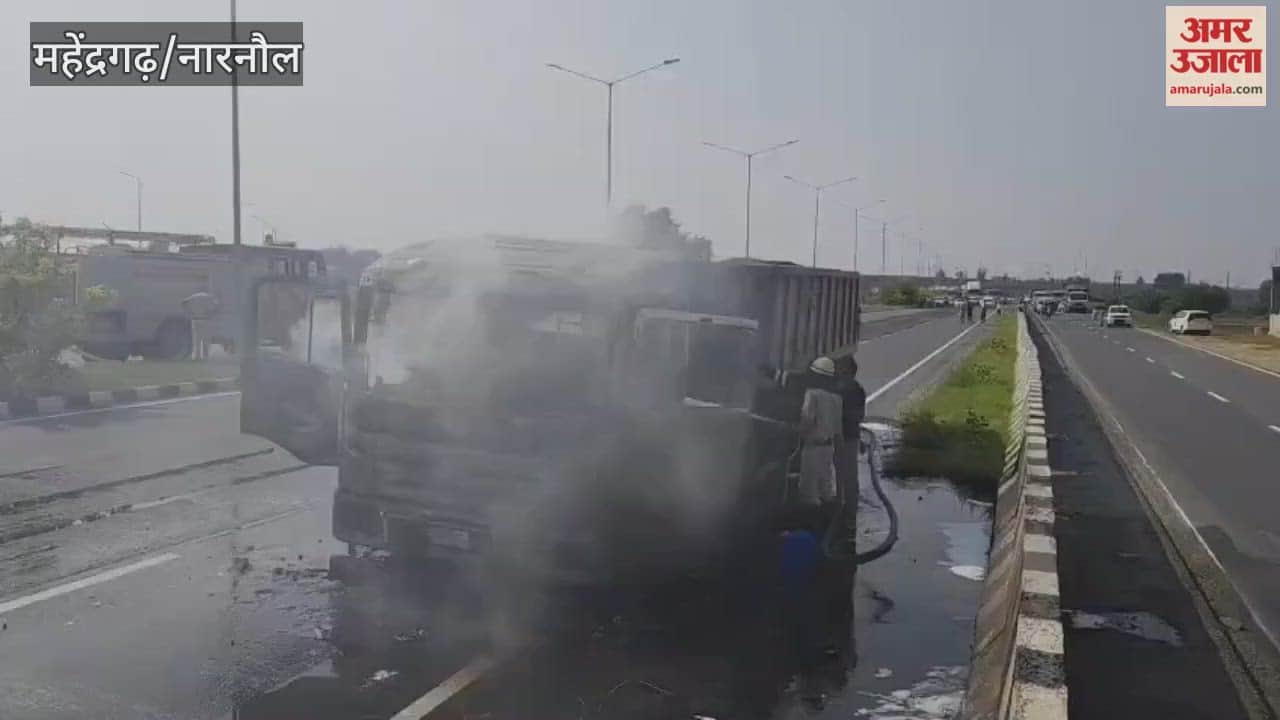 truck caught fire on NH-148B in Narnaul, the accident occurred due to a wiring fault.