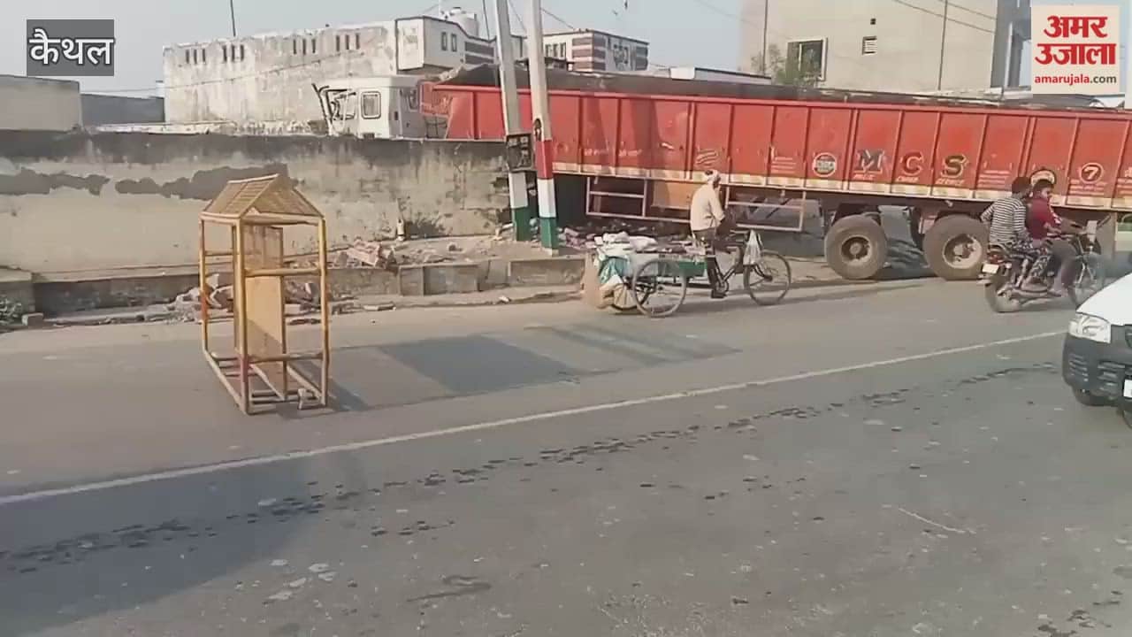 Negligence of the driver of the track in Dhand village of Kaithal, the track broke the wall and entered the house.