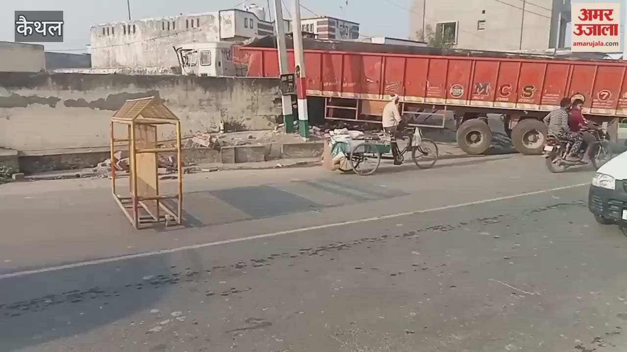 Negligence of the driver of the track in Dhand village of Kaithal, the track broke the wall and entered the house.