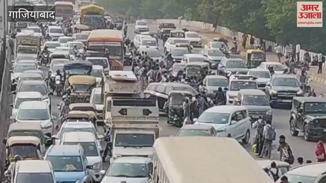 Traffic jam near Chhijarsi cut on NH-9 in Ghaziabad