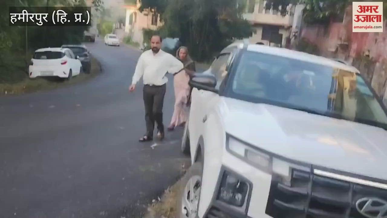 Hamirpur Car collides with the boundary wall of a house