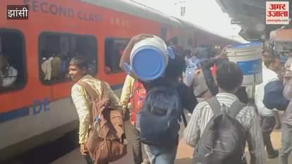 VIDEO: There is no space to enter the train... passengers were seen entering through the window.